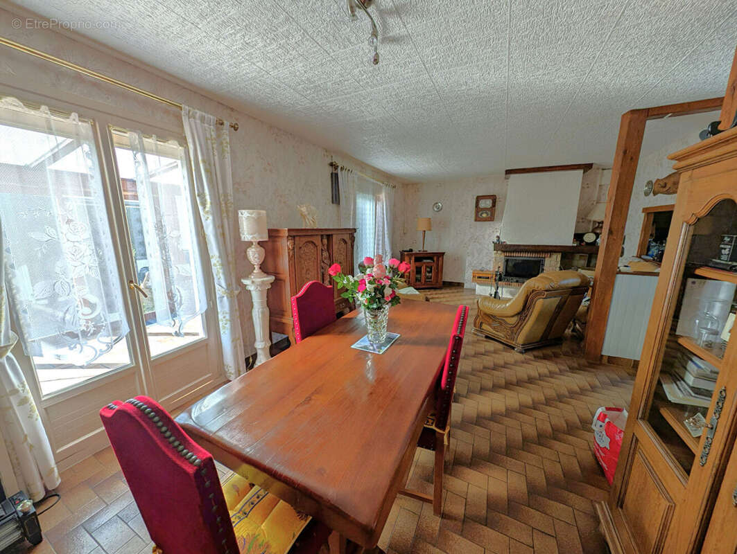 Maison à AILLANT-SUR-THOLON