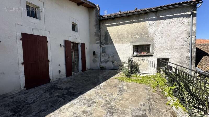 Appartement à BARBEZIEUX-SAINT-HILAIRE