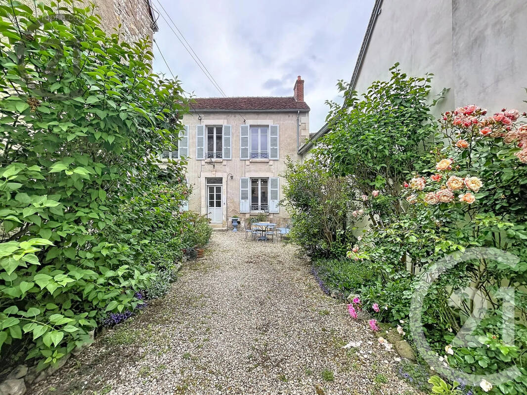 Maison à COULANGES-LA-VINEUSE