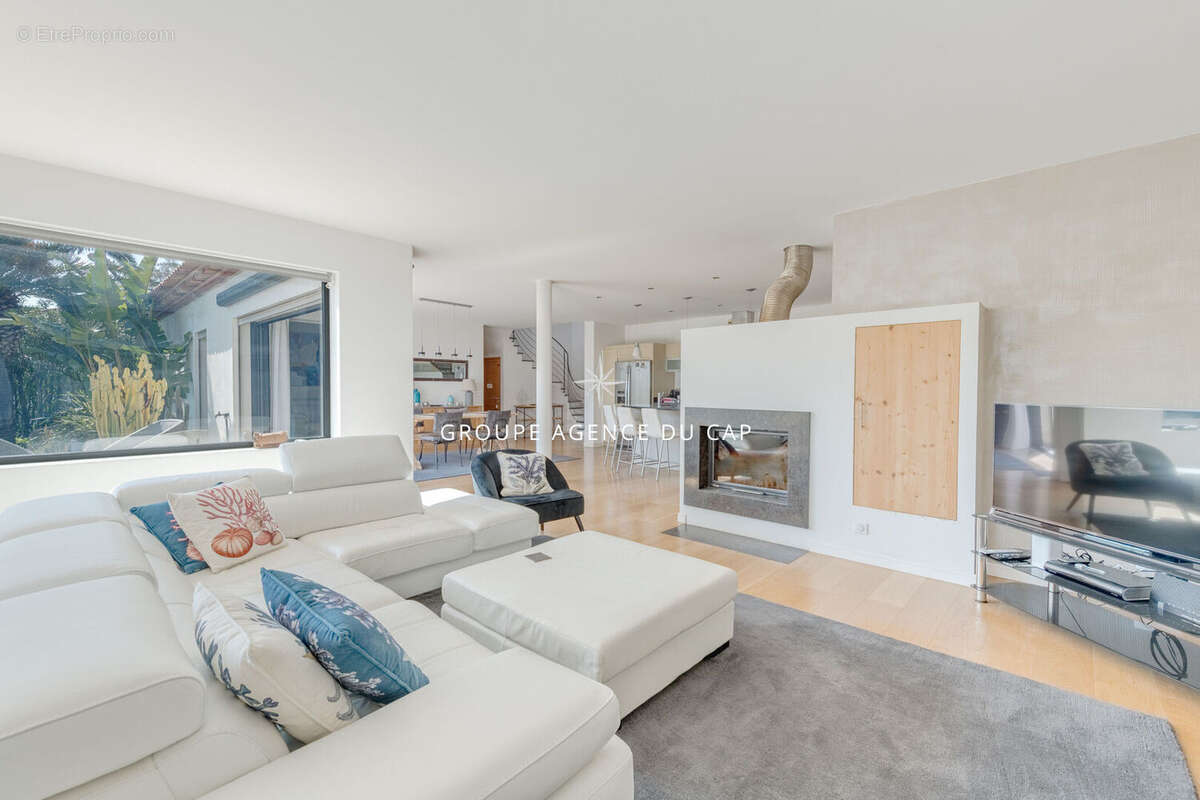 Villa de 185m2 avec vue mer à 250 mètres des plages des Issambres - photo 9