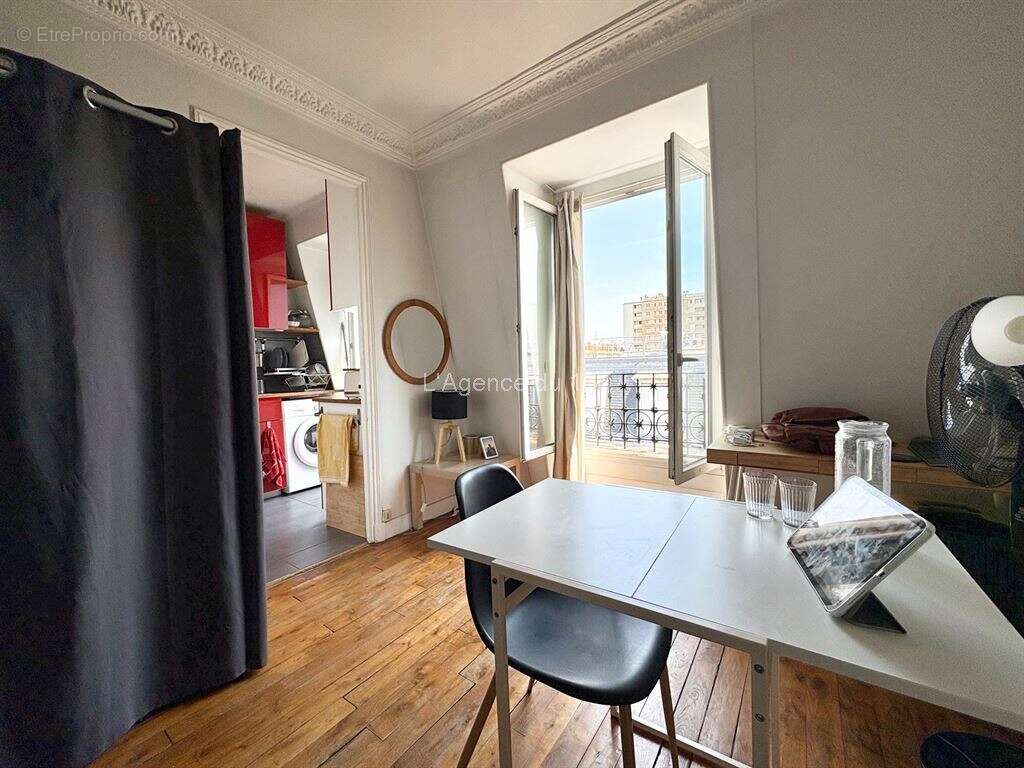 Coulee verte / beau studio / type haussmannien / dernier etage par ascenseur / - photo 3