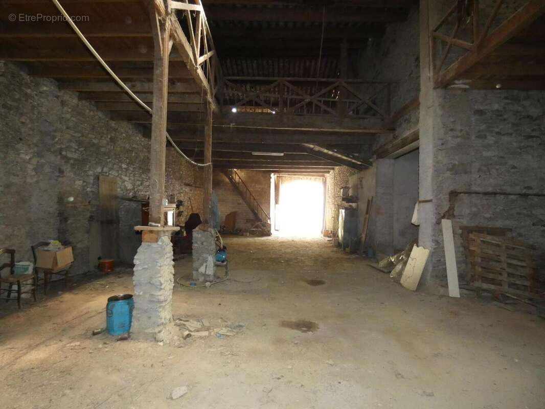 Photo 2 - Parking à PEPIEUX