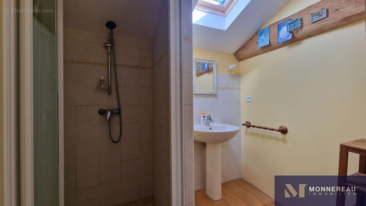 Maison à MONTMOREAU-SAINT-CYBARD