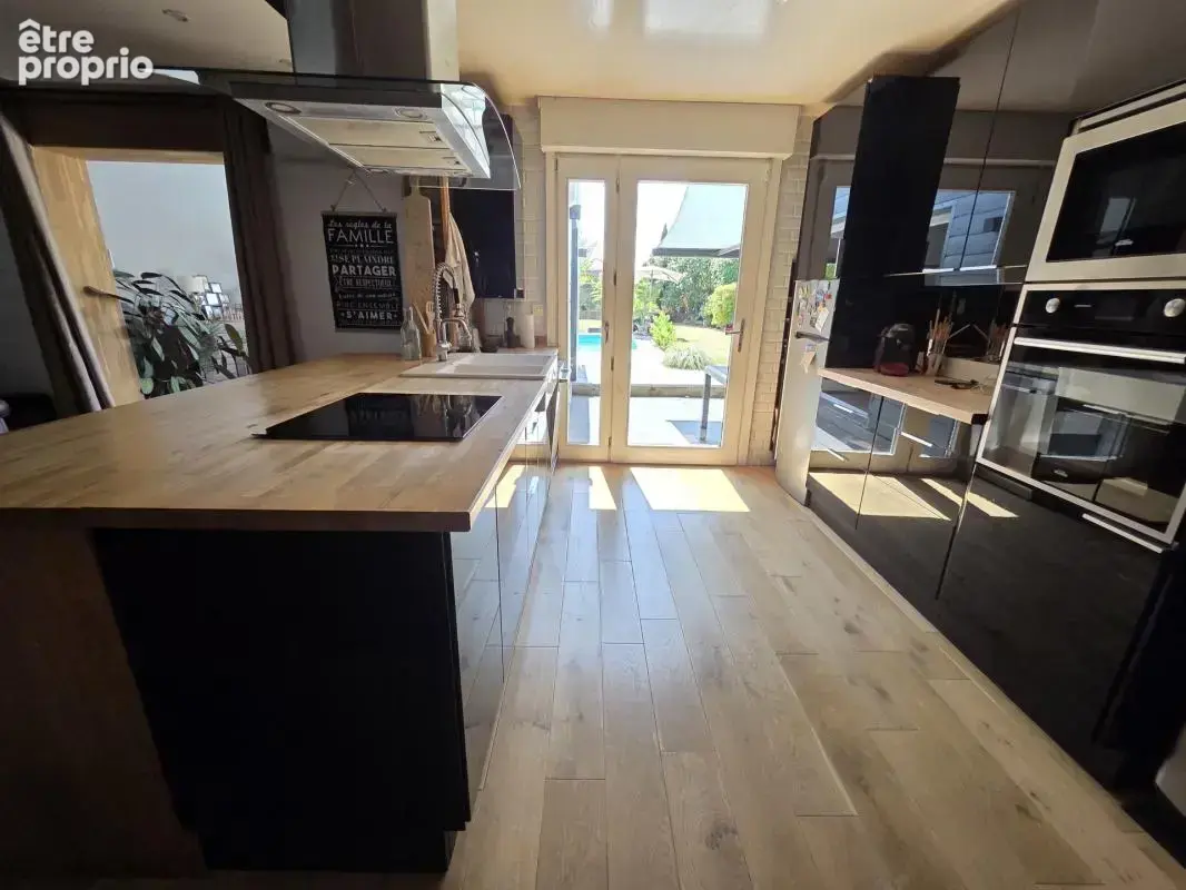 Superbe maison renovee offrant 132m² sur 495m² ac piscine !! - photo 4
