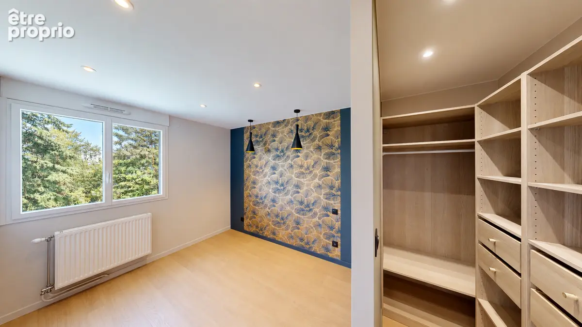 RARE CHAPRAIS CRAS -  Dernier étage 100m² avec 3 CHAMBRES refait entièrement à NEUF avec terrasse et VUE - photo 5