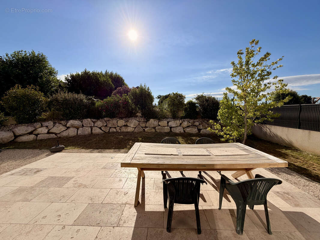 Beauvallon village. rare. maison de 90 m2 recente 2019. 3 chambres. garage. sur parcelle 350 m2 close . - photo 6