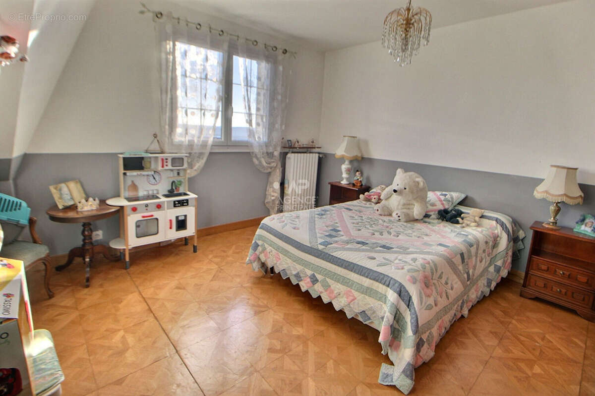 Maison à CHANTELOUP-LES-VIGNES