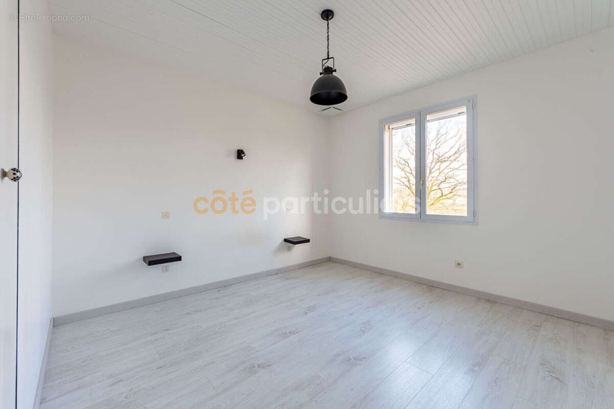 SOUS OFFRE -- Maison familiale 150m² -- Aubigny les Clouzeaux -- 5 chambres --- jardin paysager -- véranda avec spa - photo 9
