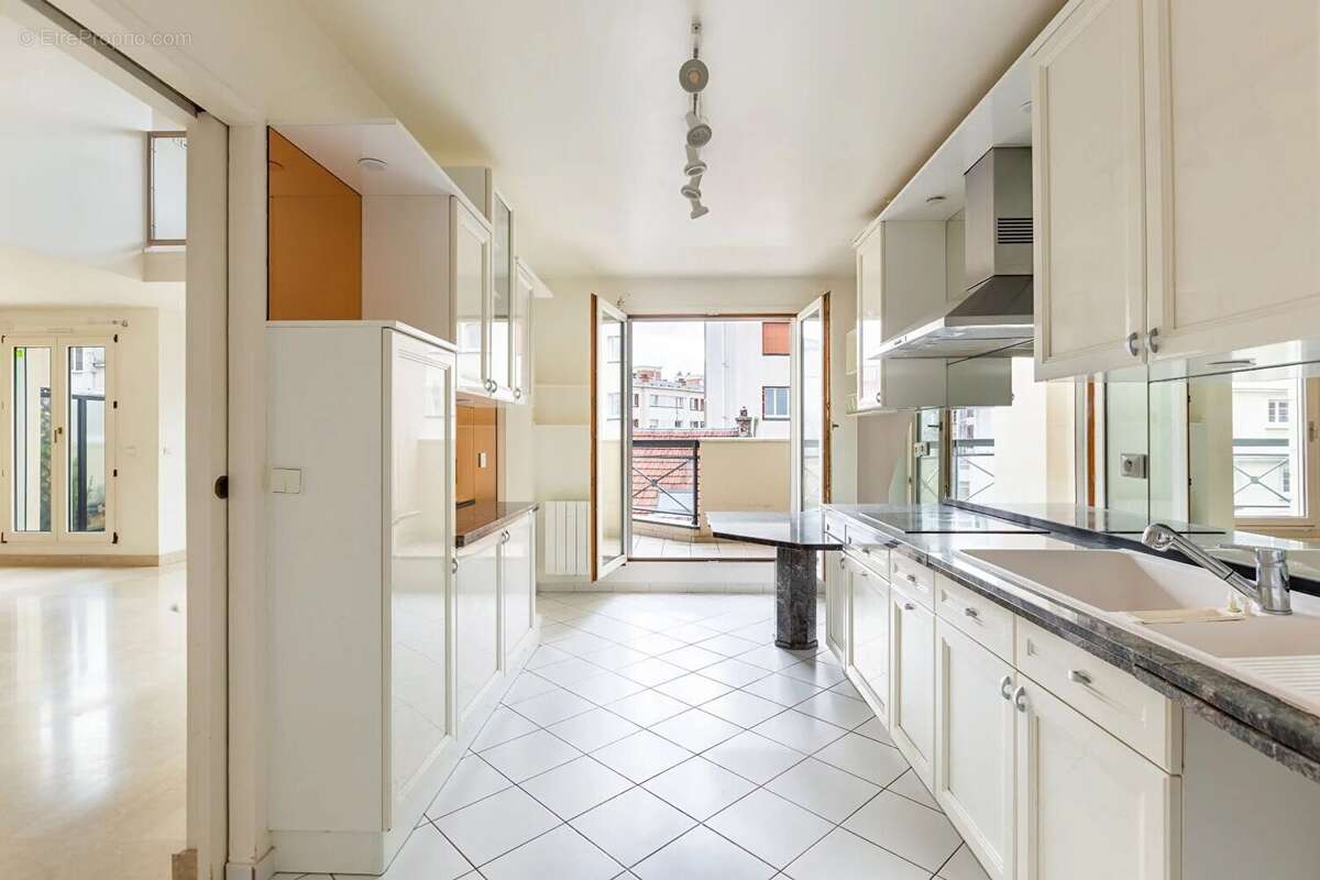Appartement à LA GARENNE-COLOMBES