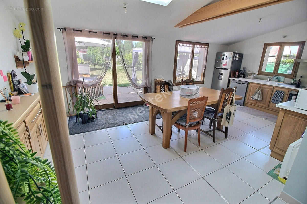 Maison à GUIGNICOURT