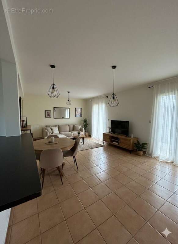 Transformation avec I.A. - Maison à PRIVAS