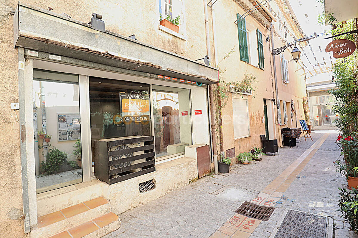Local commercial Saint-raphaël centre 52 m2 - photo 2