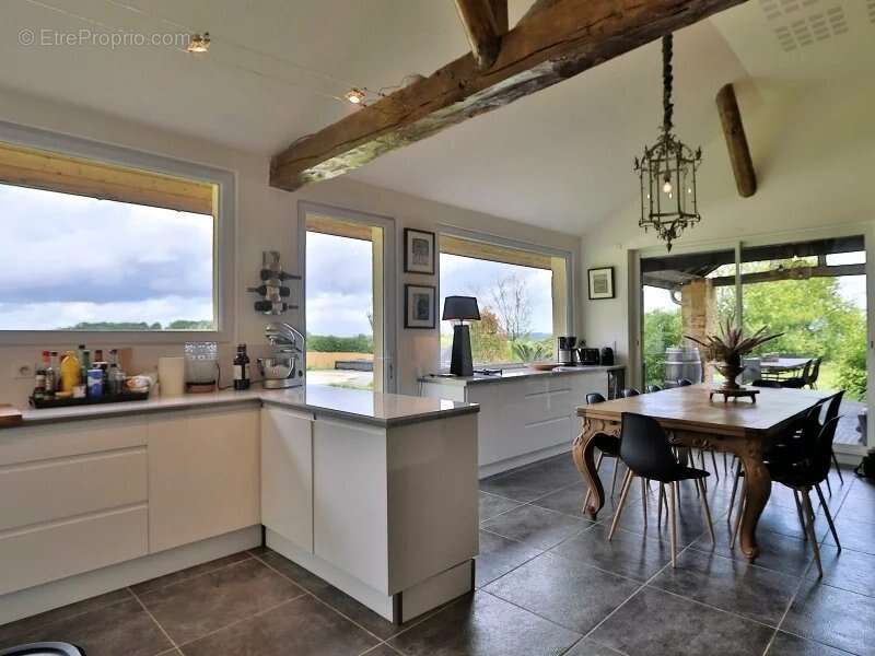 Ancienne ferme avec 6 chambre en très bonne état sur plus d'un hectare - photo 3