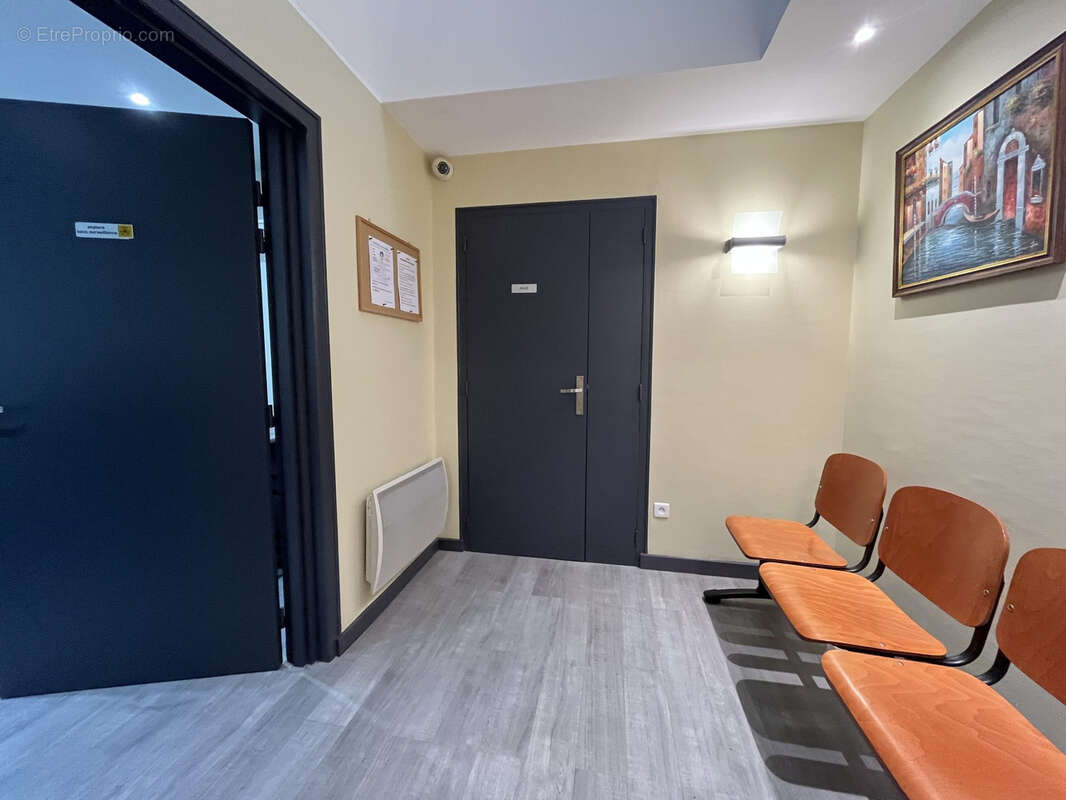 Immeuble de rapport avec un local commercial et deux appartements à St Jean d'Angely. - photo 6
