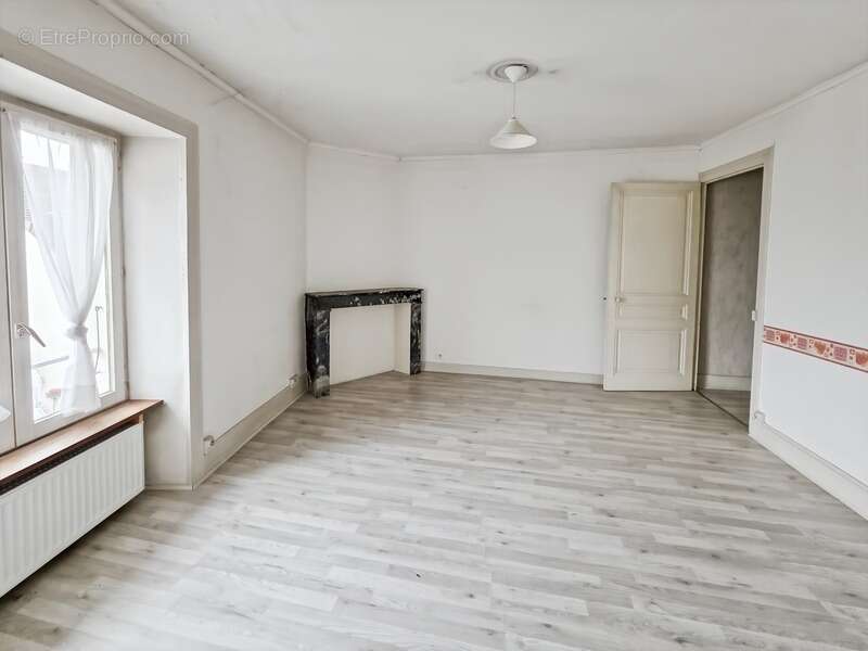 Appartement à MONTMOROT