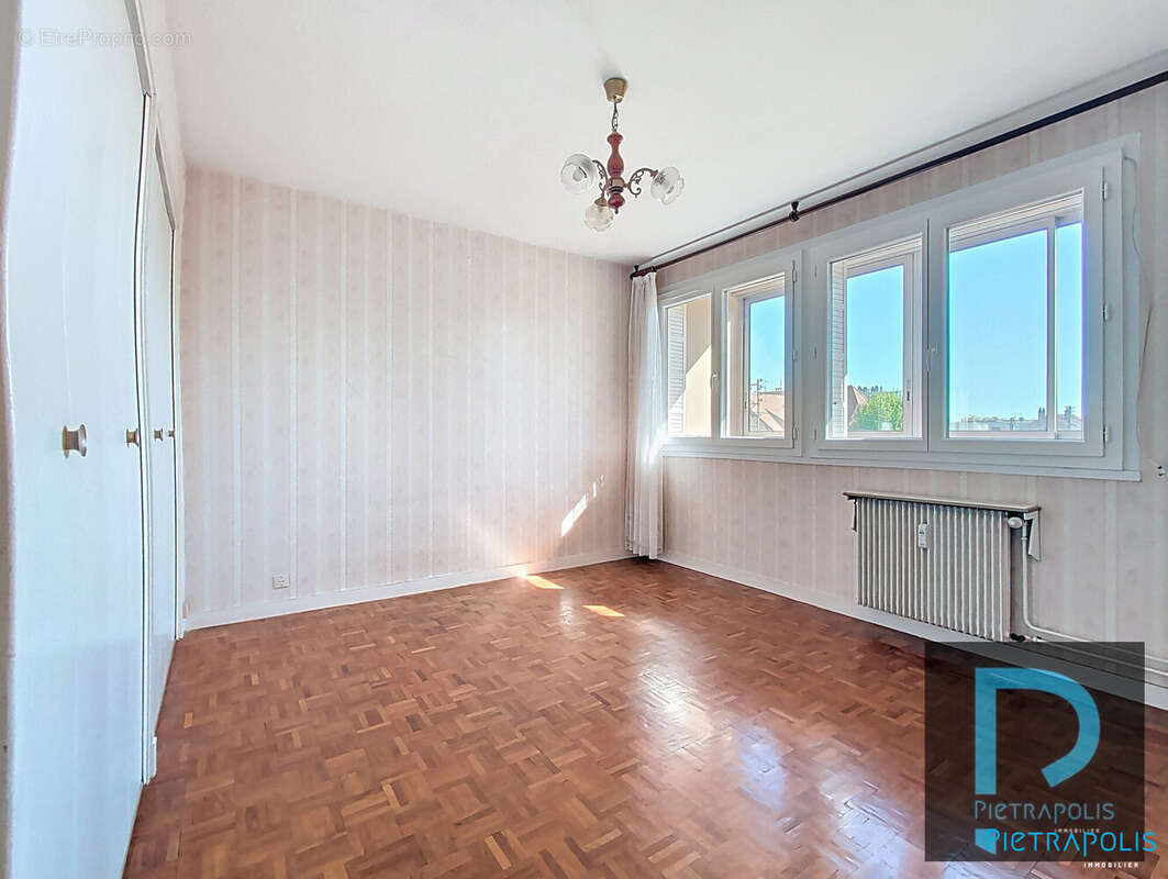 CHAMBRE 1 avec placard - Appartement à MACON