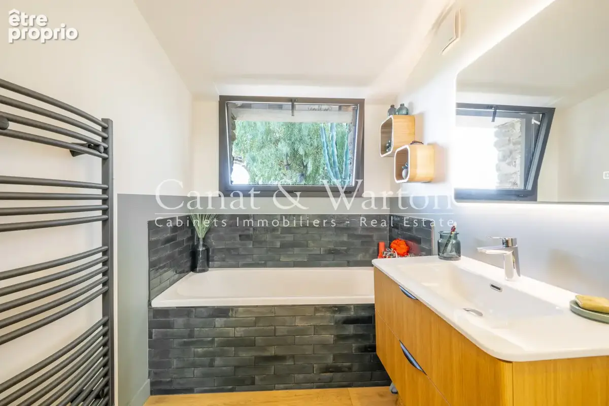 Vue mer: villa rénovée à cavalaire avec piscine - photo 11