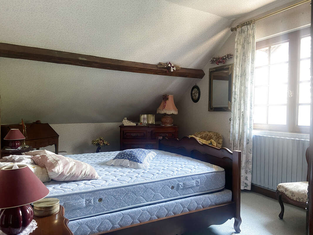 Maison de caractère avec dépendances sur un terrain paysagé de 1 146 m2 - photo 11