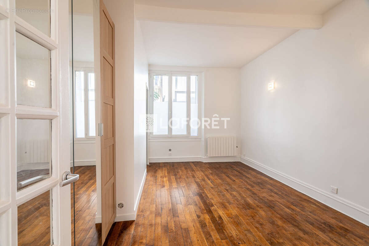 Paris 15e - Quartier Commerce - Deux-pièces traversant rénové de 37,9 m² - photo 3