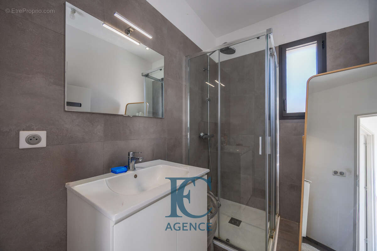 Maison contemporaine 6 pièces 190 m2 avec piscine et garage à proximité immédiate des criques - photo 8