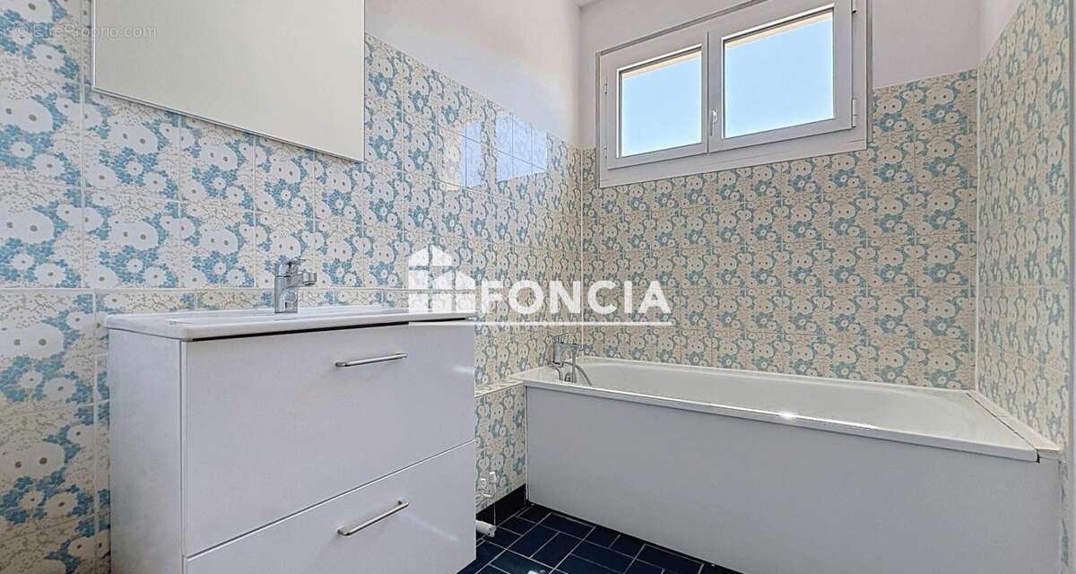 Appartement t4 - 3 chambres - ascenseur - parking - cave - balcon - photo 3
