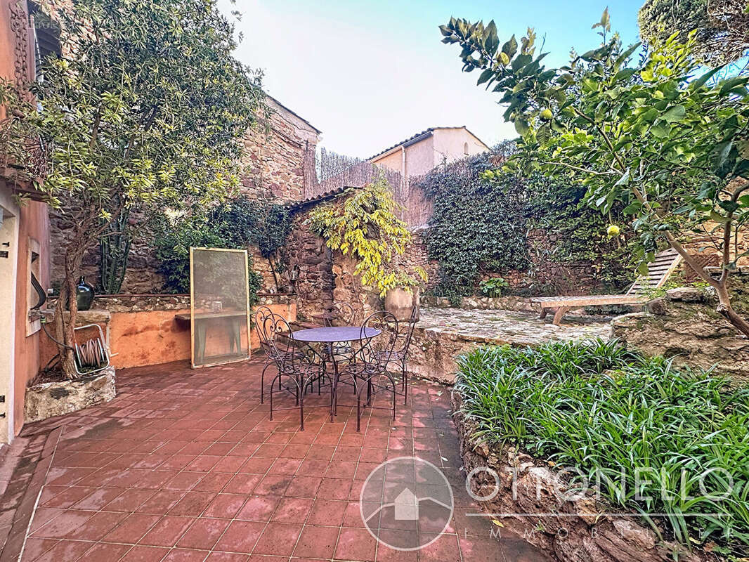 Maison de village 7 pièces de 191 m2 à Roquebrune-sur-Argens avec cour intérieure - photo 13