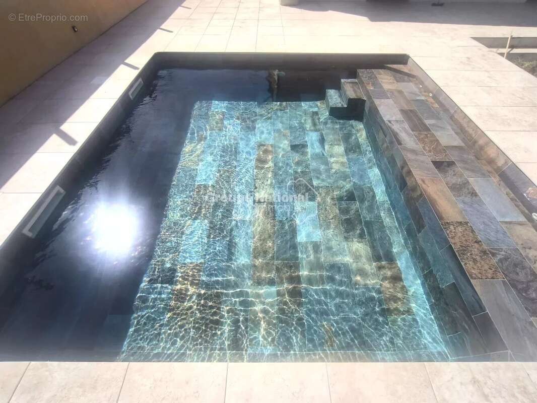 Maison à ENTRAIGUES-SUR-LA-SORGUE