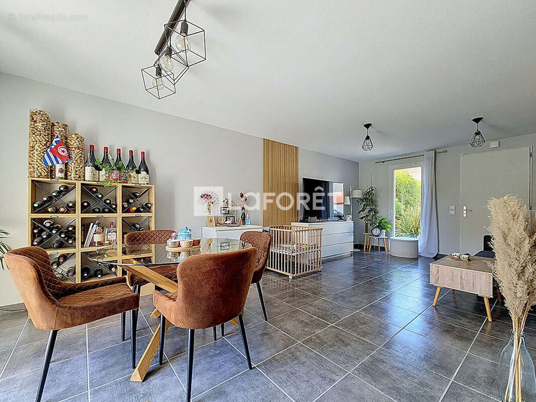Civrieux, Maison moderne de 3 chambres avec jardin et garage - photo 4