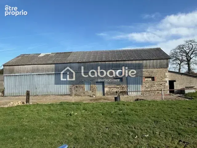 A 10mn de Vire, ancienne maison en pierres à réhabiliter avec extension en tôles, garage, terrain de 5600m2. - photo 2