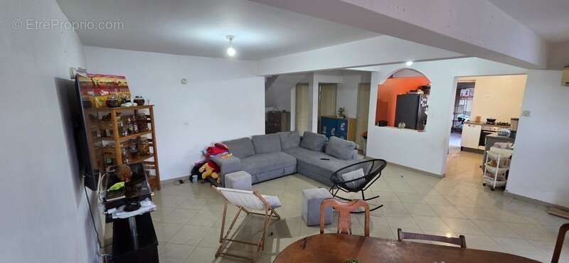 SAINT ANDRE (97440) - Grande maison T5 de surface totale de 200,40 m² (dont dépendance T2 - et Studio), sur terrain de 568 m² - photo 11