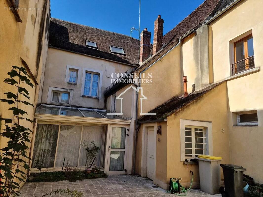 Maison à VILLENEUVE-SUR-YONNE