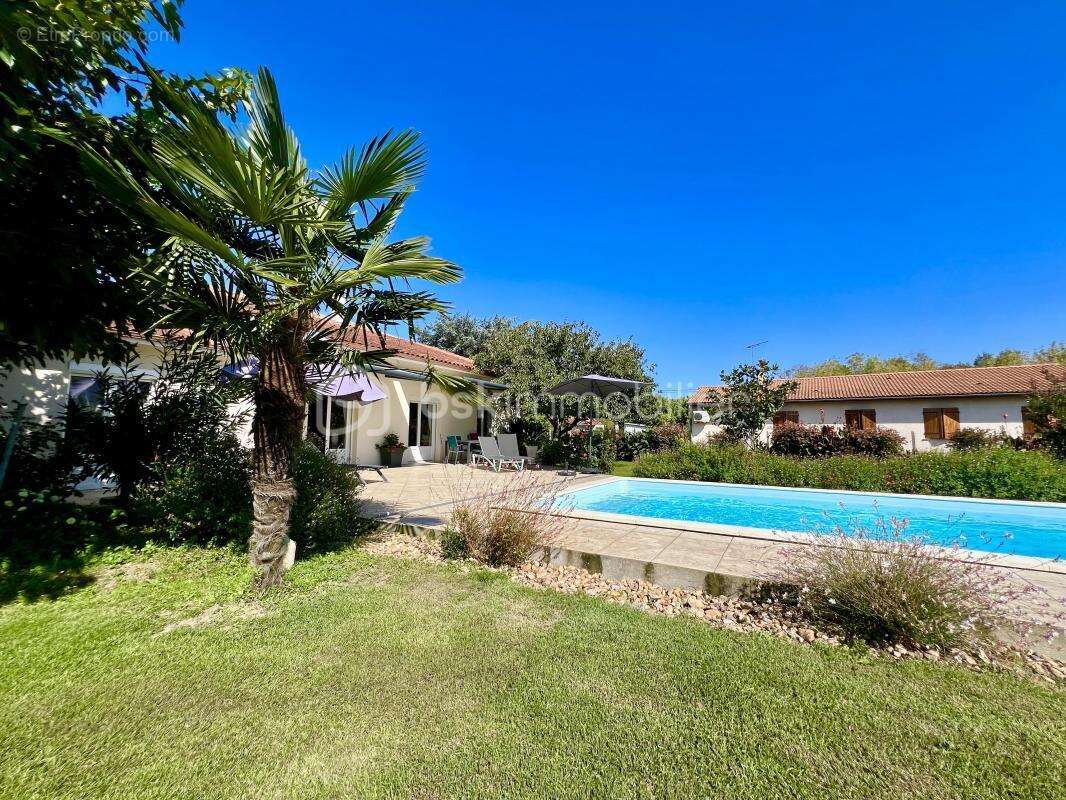 Maison à SAINT-MEDARD-DE-GUIZIERES