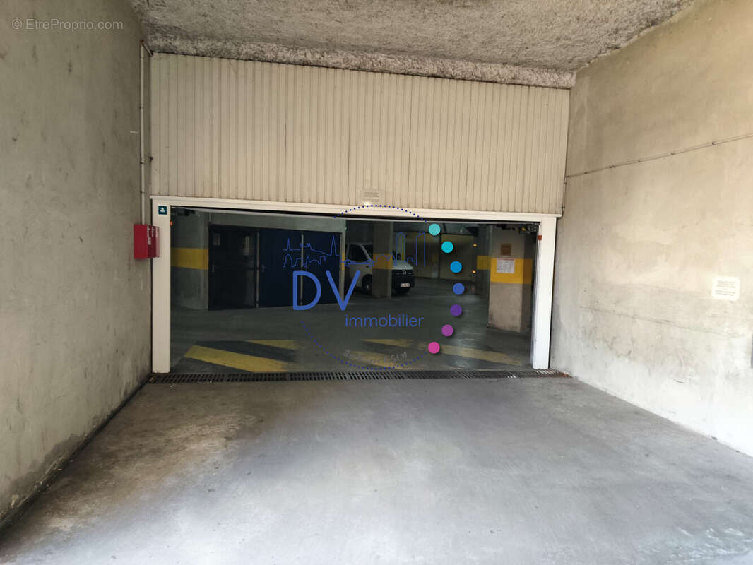 Parking à LYON-8E