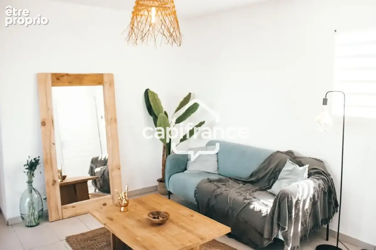 T2 vendu meublé avec terrasse – Saint-François - photo 3