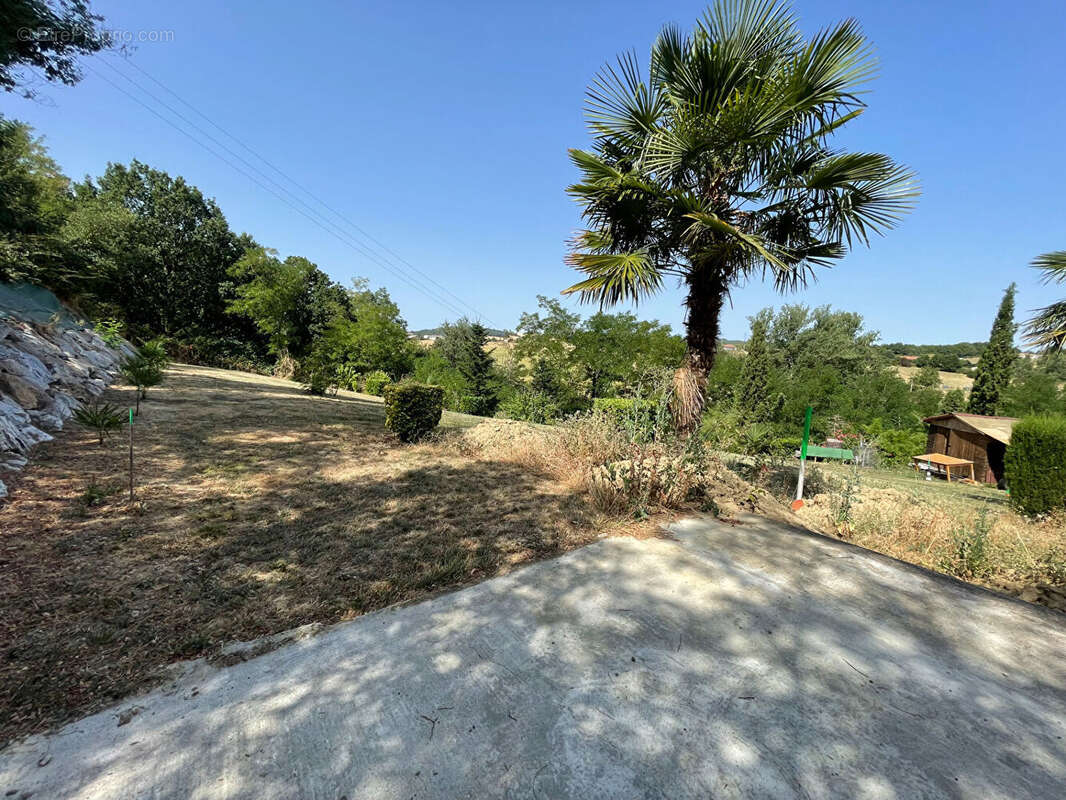A MIREMONT, dans le centre du village, terrain de 1381 m² constructible. - photo 2