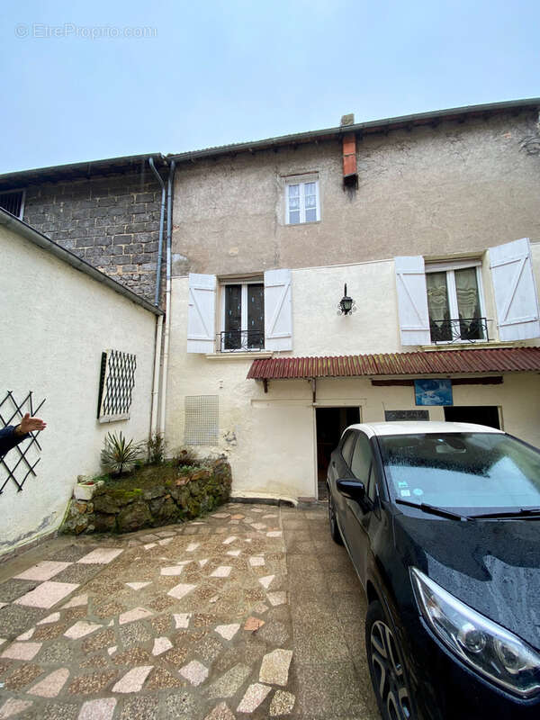 Maison à LE MAYET-DE-MONTAGNE