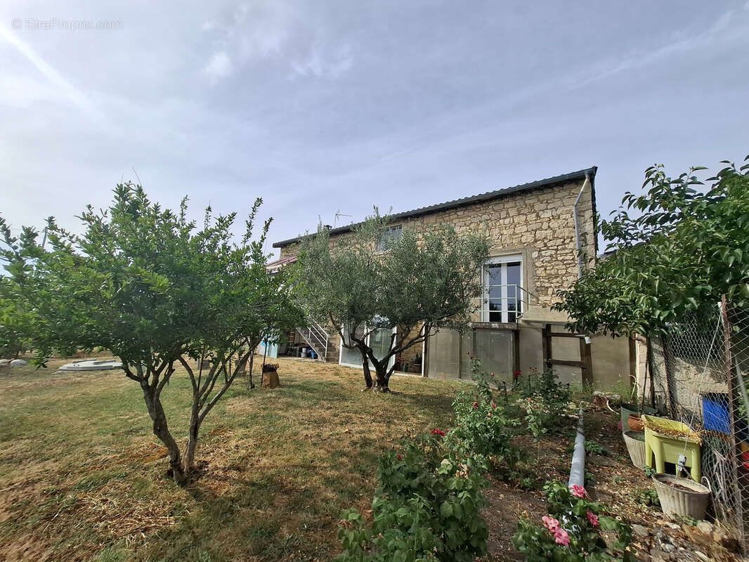 Propriété rare à Gleizé   Plus de 150 m2 habitables, dépendances, jardin et 27 000 m2 de terrains agricoles - photo 2