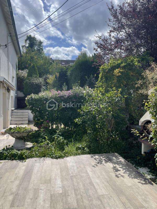 Maison à CONDE-SAINTE-LIBIAIRE