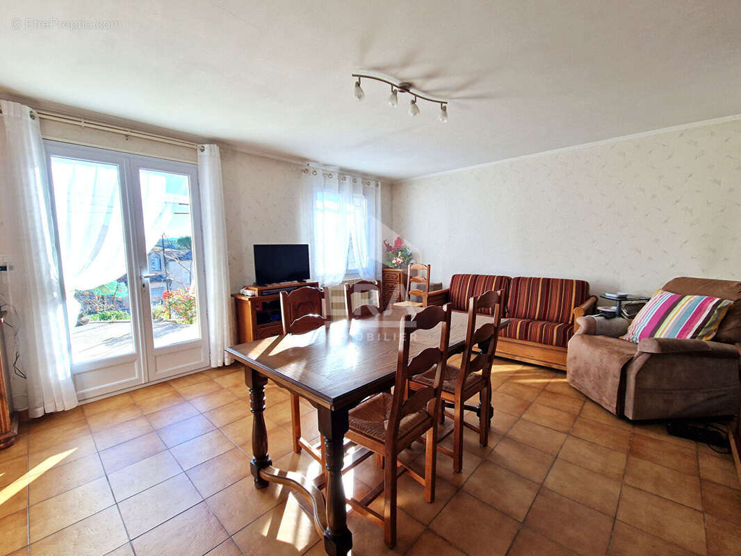 Maison à CHATEAUNEUF-VAL-SAINT-DONAT