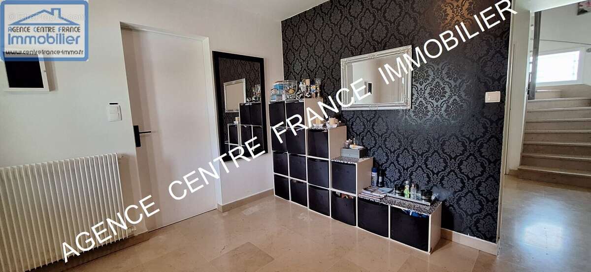 BOURGES, proche EMB. Grande maison familiale d'environ 300 m² avec 7 chambres DPE D - photo 12