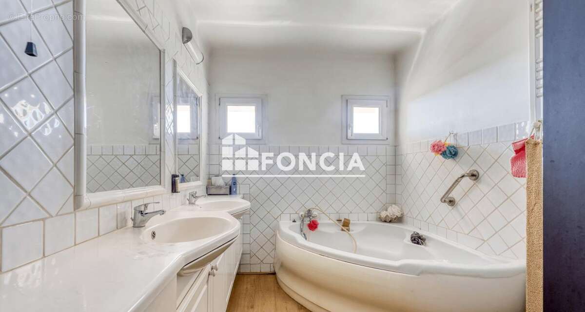 SALON-DE-PROVENCE : Appartement traversant de type 3 de 89 m2, en dernier étage avec ascenseur et avec garage - photo 7