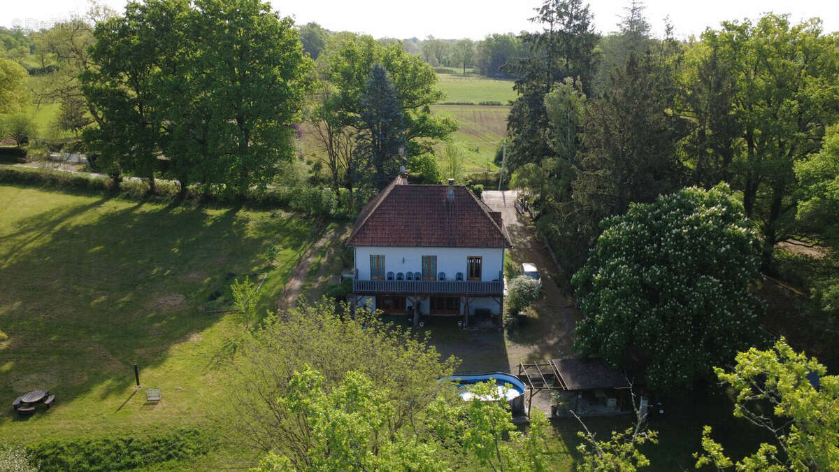 Maison Pressac 7 pièce(s) 156 m2 - photo 2