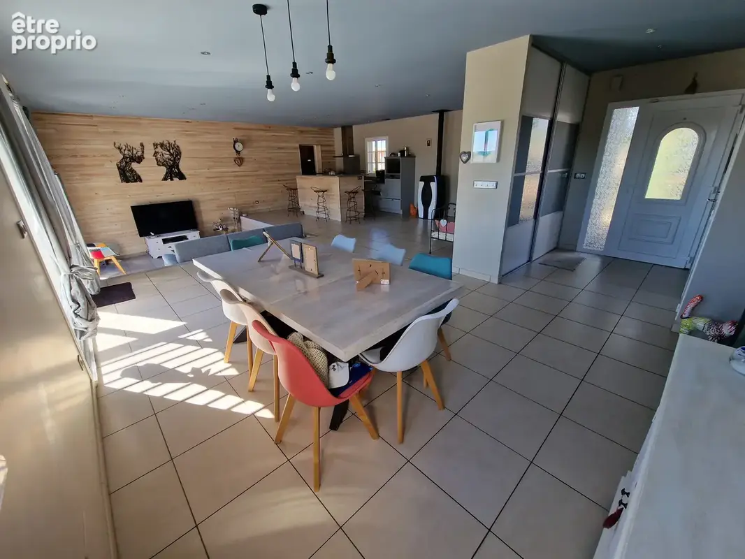 Belle contemporaine avec 4 chambres et 2 garages sur un terrain arboré de 3065m2 - photo 13