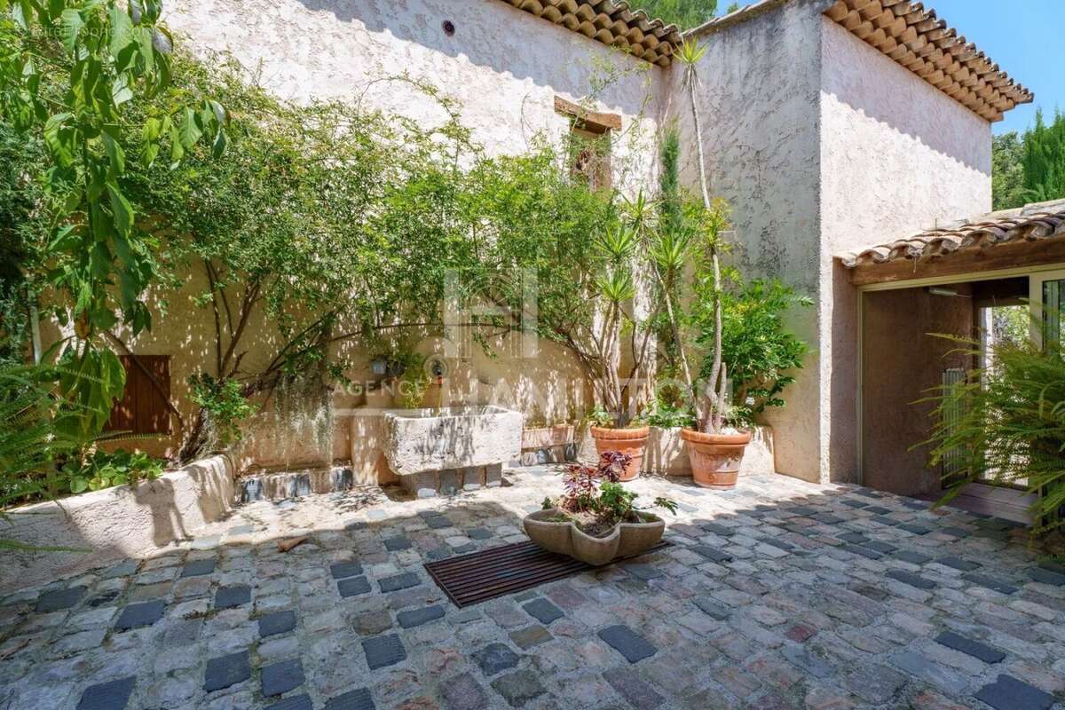 Biot villa avec vue, 4 chambres et une maison d'amis avec 2 cham - photo 18