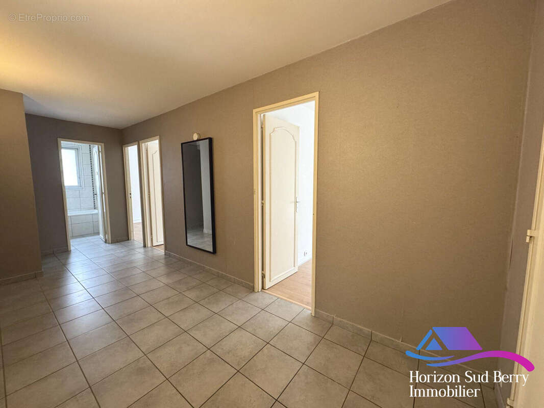 Grand dégagement (env. 13 m²) - Appartement à BOURGES