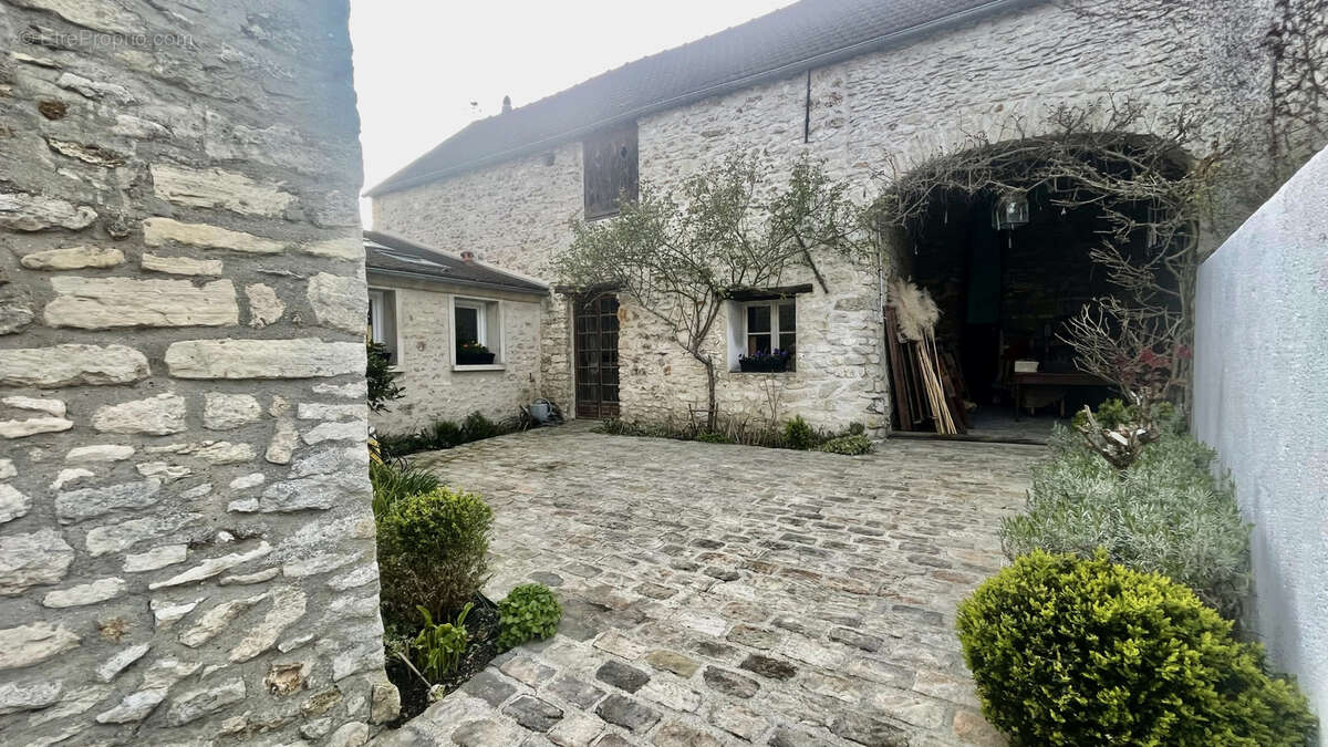 Maison à CRESPIERES