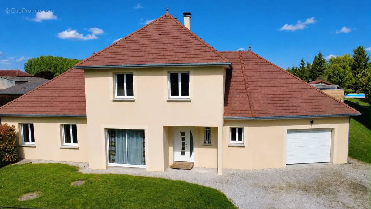 Maison à MONTAULIN