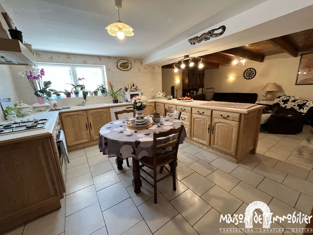 À Vendre à LOUZAC SAINT ANDRÉ - Spacieuse maison Charentaise - 210m2 - 6 pièces - photo 2