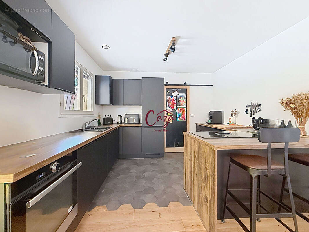 Maison rénovée avec piscine, grands garages et vaste terrain - photo 7
