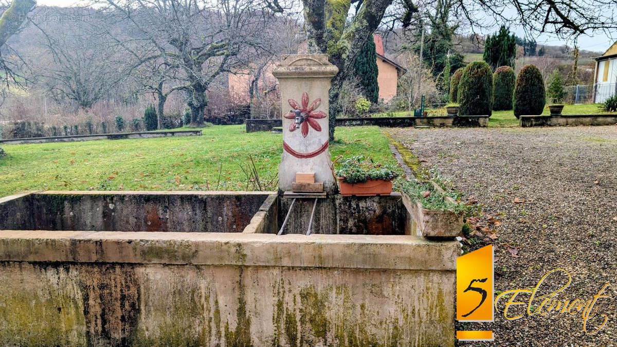 Maison à SAINT-PIERRE-DE-BRESSIEUX